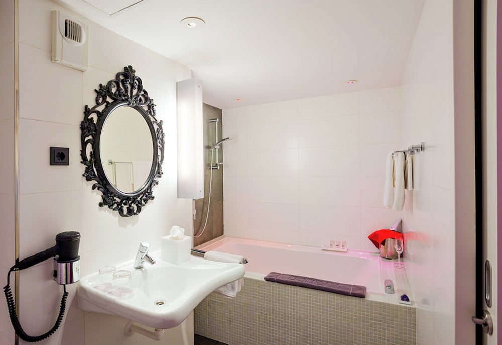 BOHEM ART HOTEL 58/59