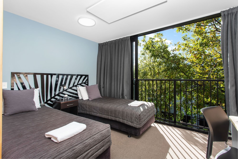 Lodge, Twin Beds