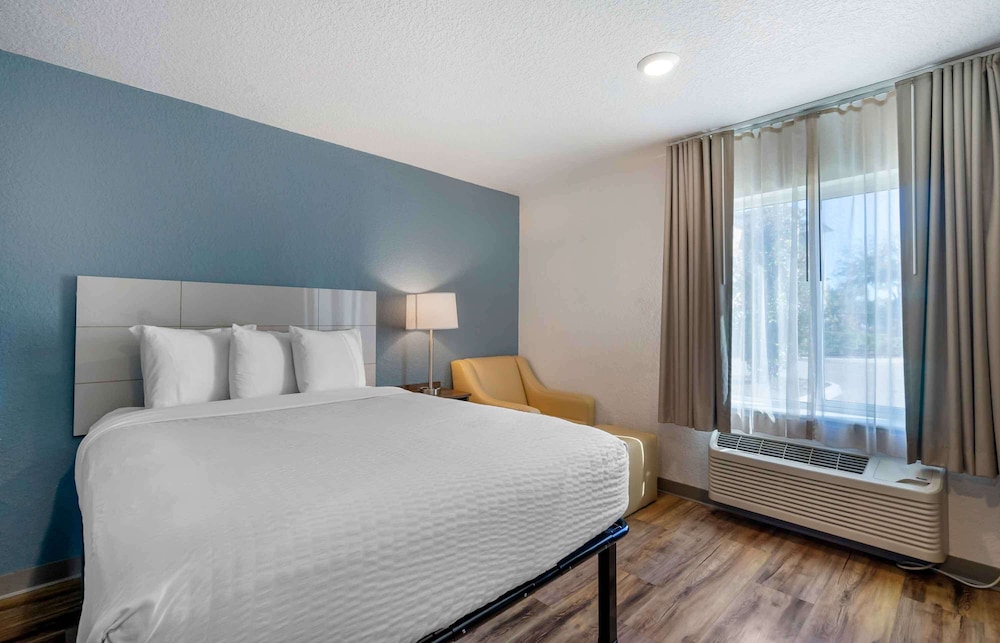 STUDIO, QUEEN BED