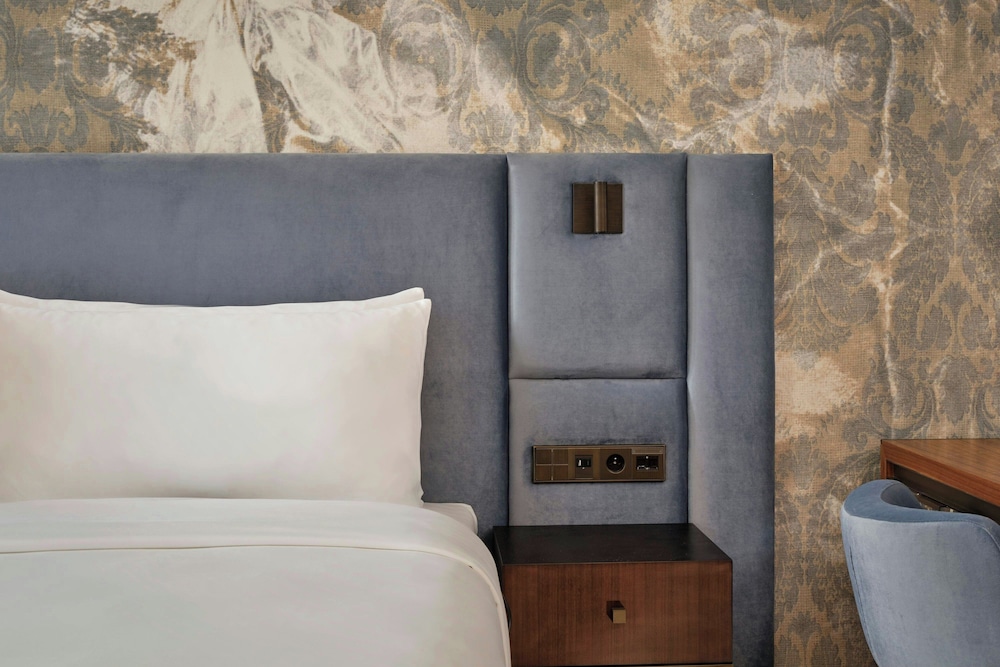 Hotel Verte, Warsaw, Autograph Collection 21/50