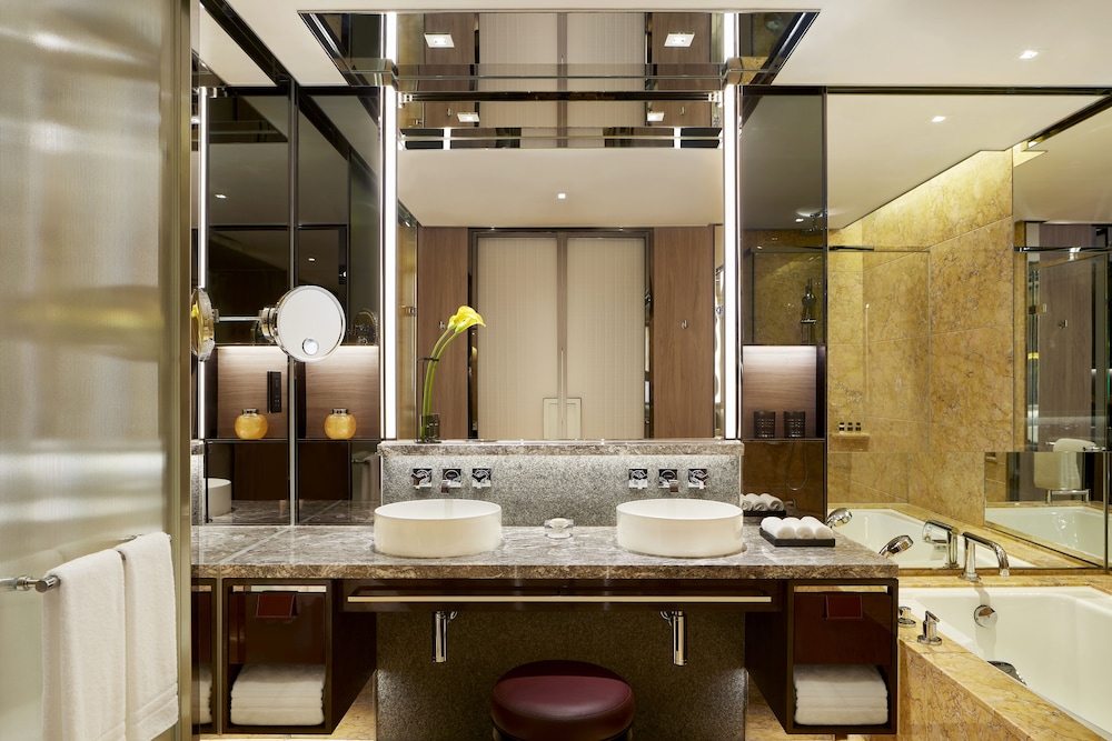 Four Seasons Hotel Hong Kong 17/76