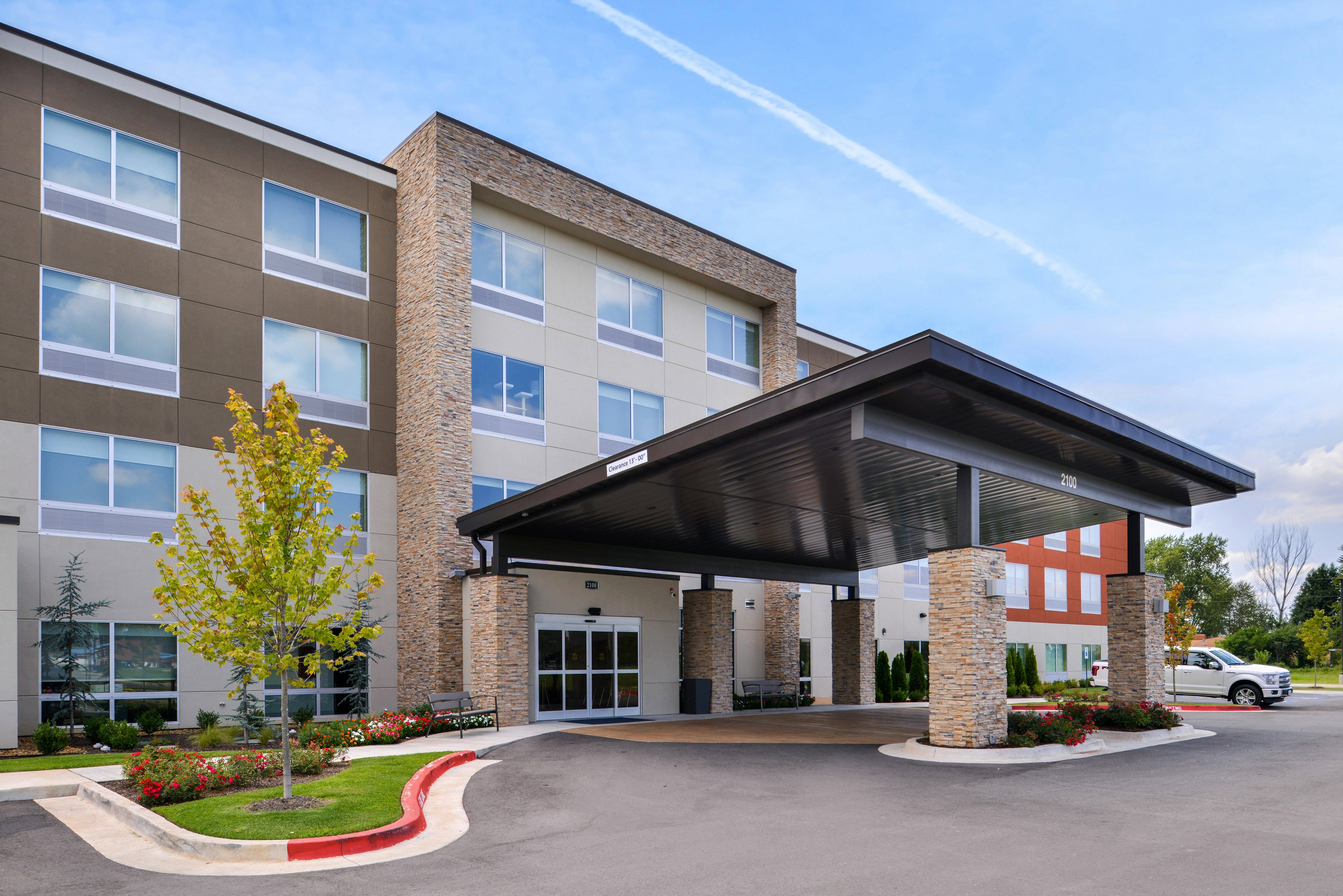 Holiday Inn Express Suites Siloam Springs 56/57