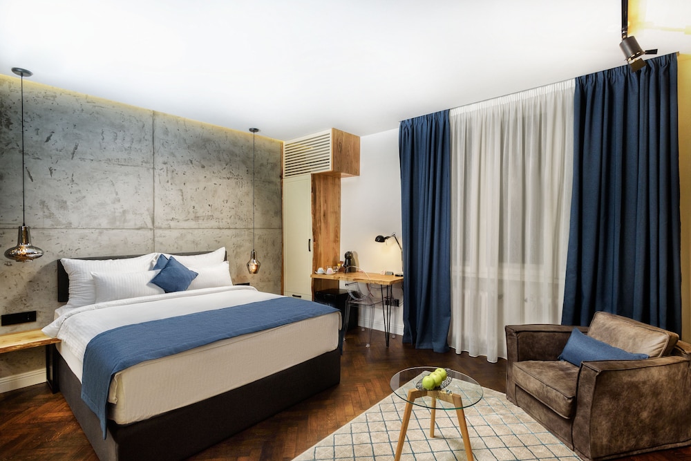 One Luxury Suites 19/72