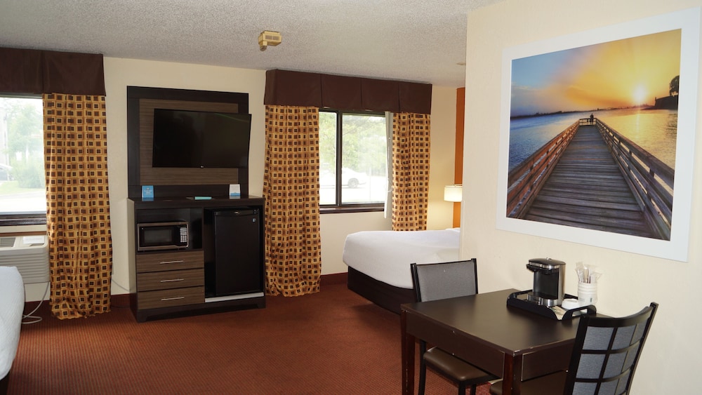 Days Inn Suites By Wyndham Traverse City 34/50
