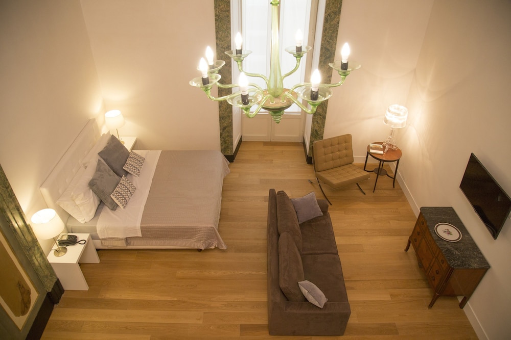 SANTA CHIARA BOUTIQUE HOTEL 60/73