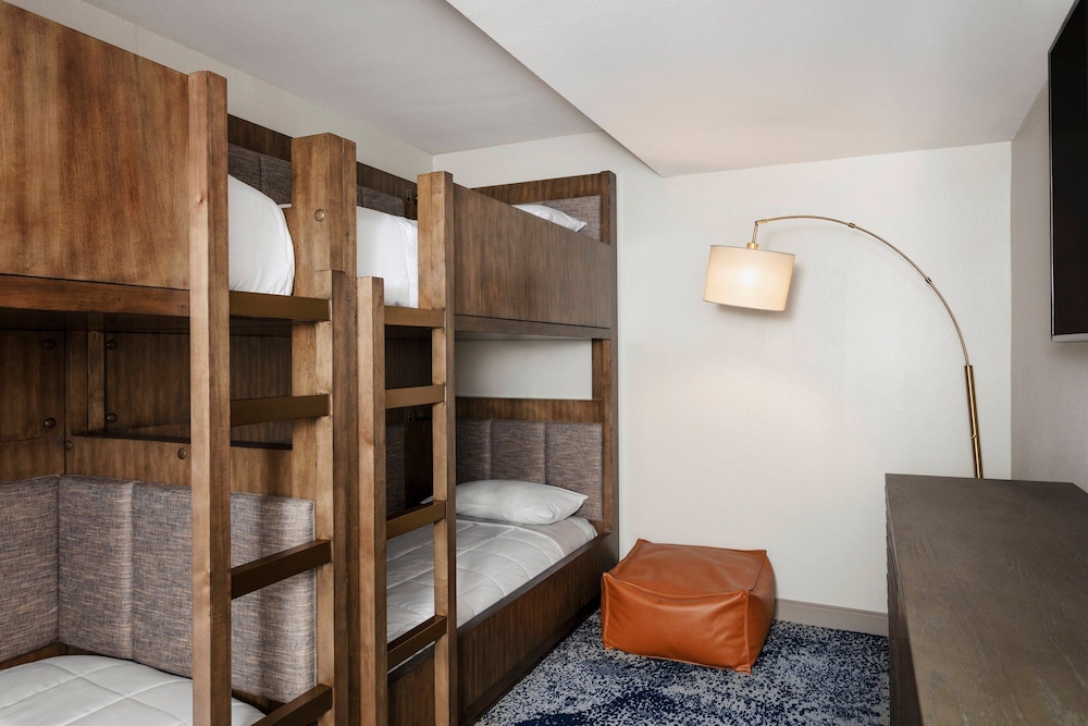 Delta Suites by Marriott Virginia Beach Waterfront 30/46