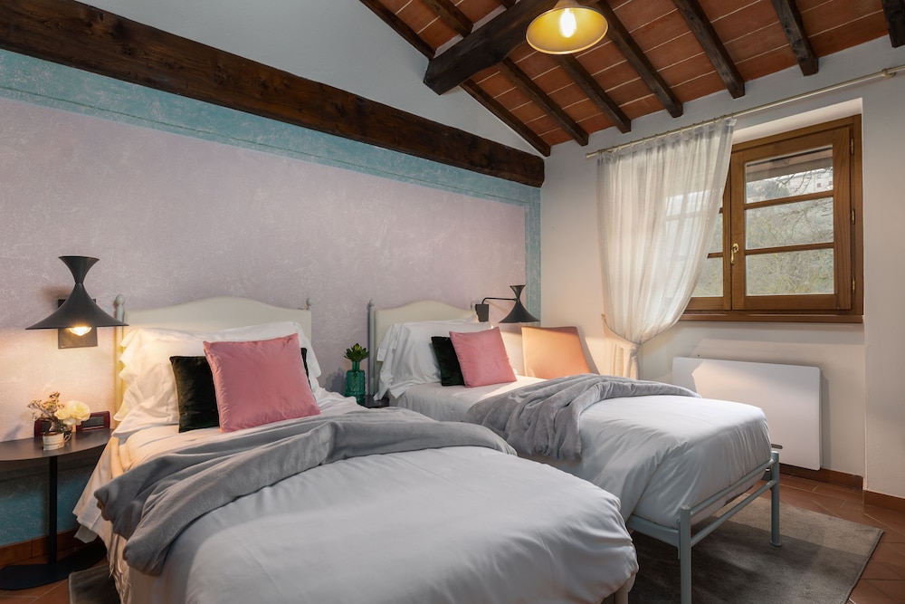 DELUXE, QUEEN BED, HILL VIEW