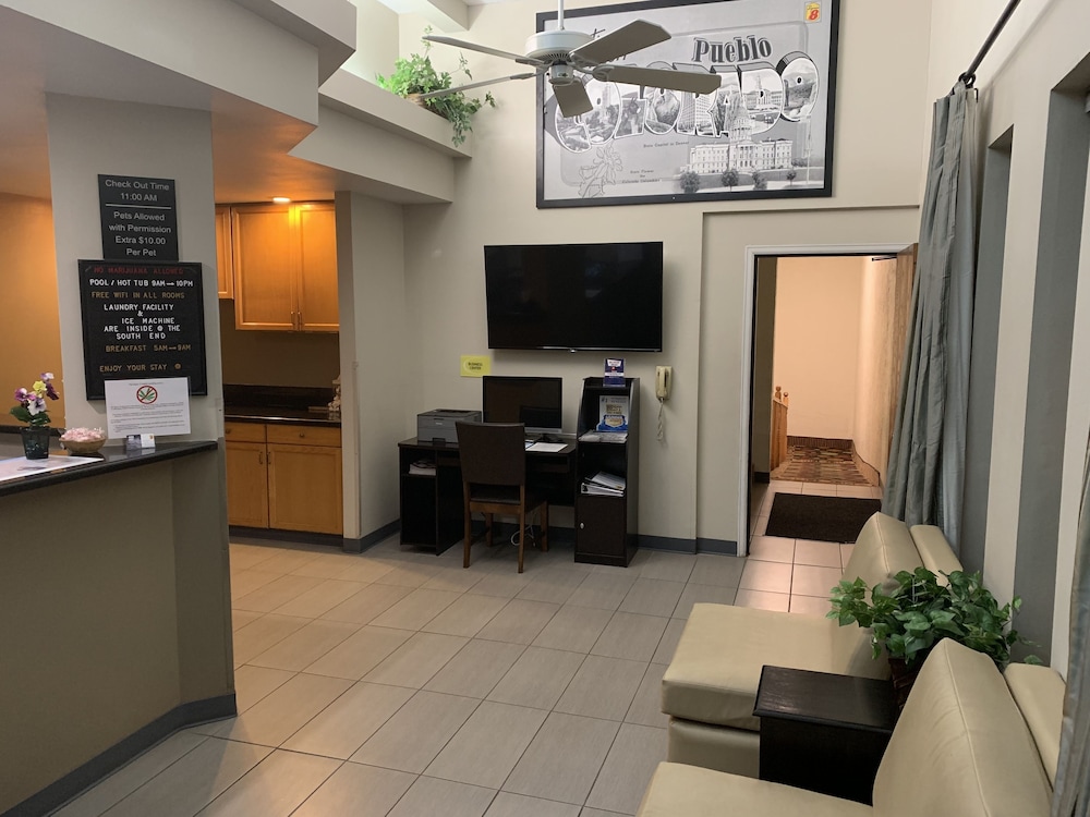 Super 8 by Wyndham Pueblo 27/42