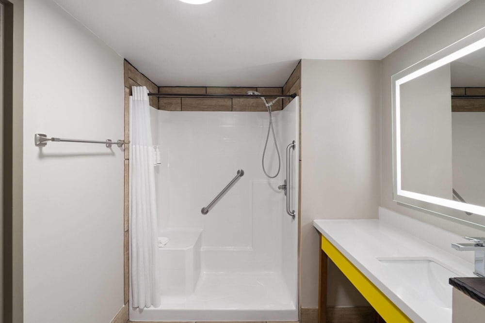 Days Inn by Wyndham Clanton, AL 39/40