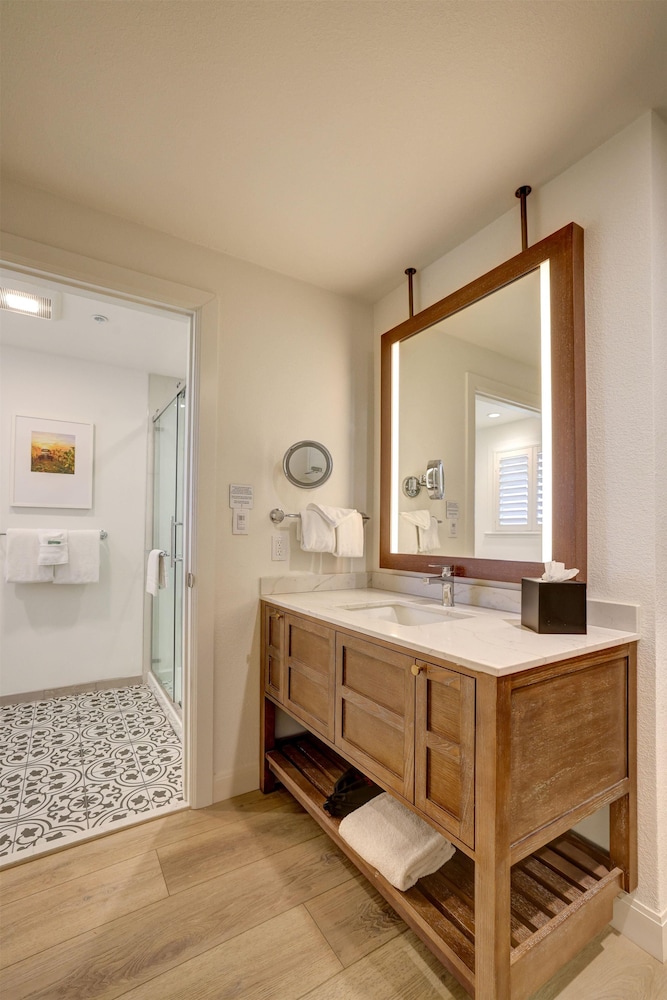 Room, King Bed, Bathtub, Corner