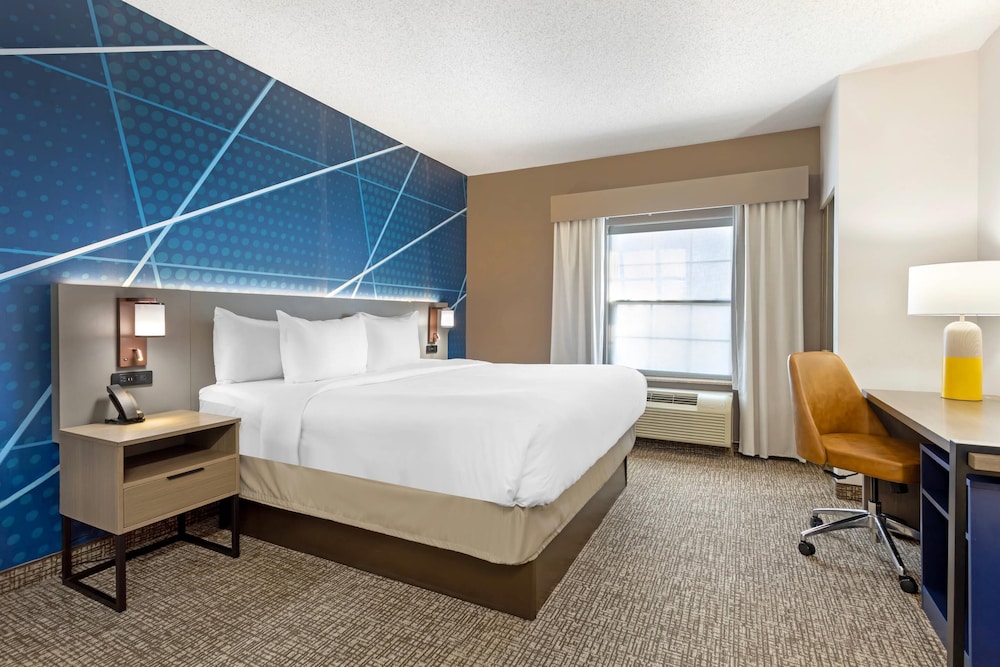 غرفة بسرير كينج، Comfort Suites East Brunswick - South River 4/5