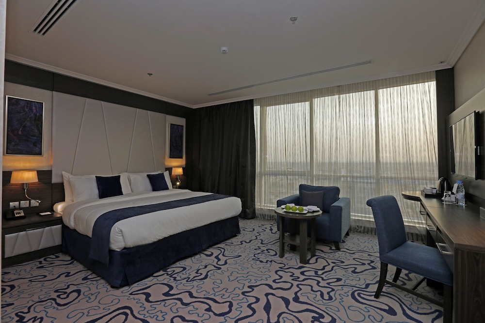 DELUXE, KING BED