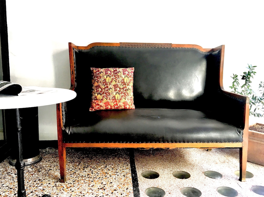 Concierge Athens I 12/50
