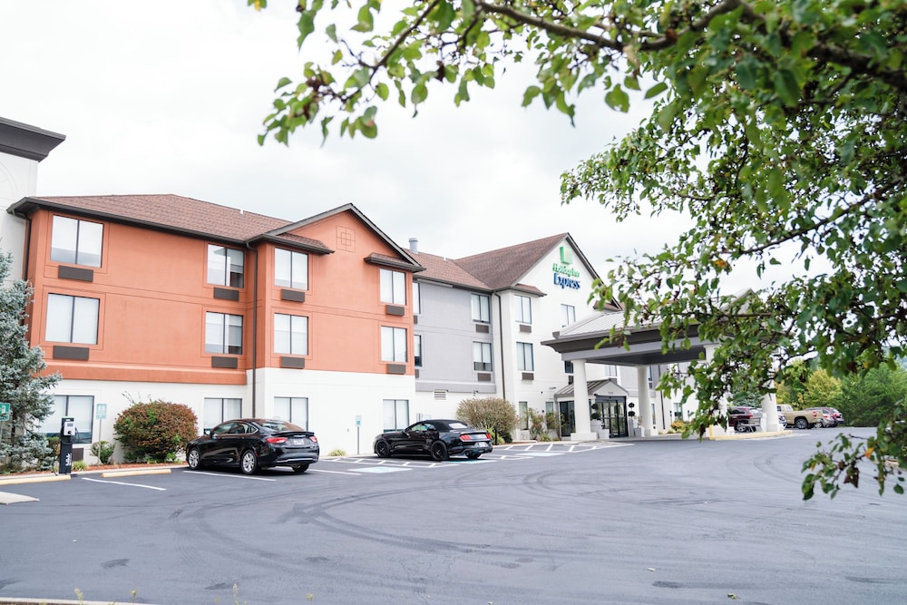 Holiday Inn Express Hotel and Suites Knoxville-North-I-75 Exit 112 58/61