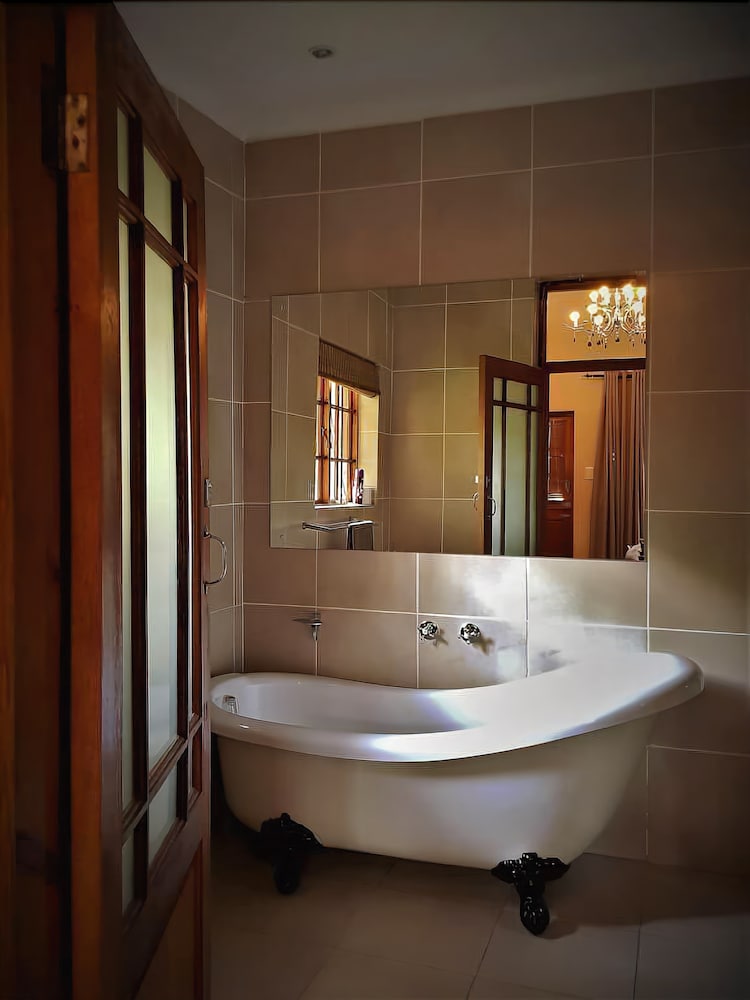 African Roots Guest House 50/50