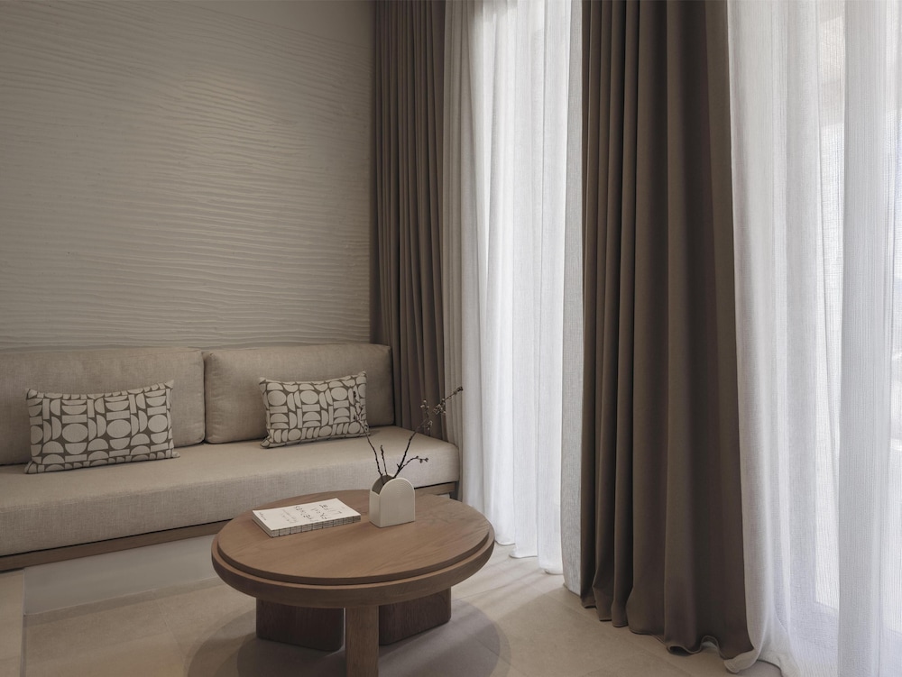 Parian Chronicle Hotel Paros 30/50