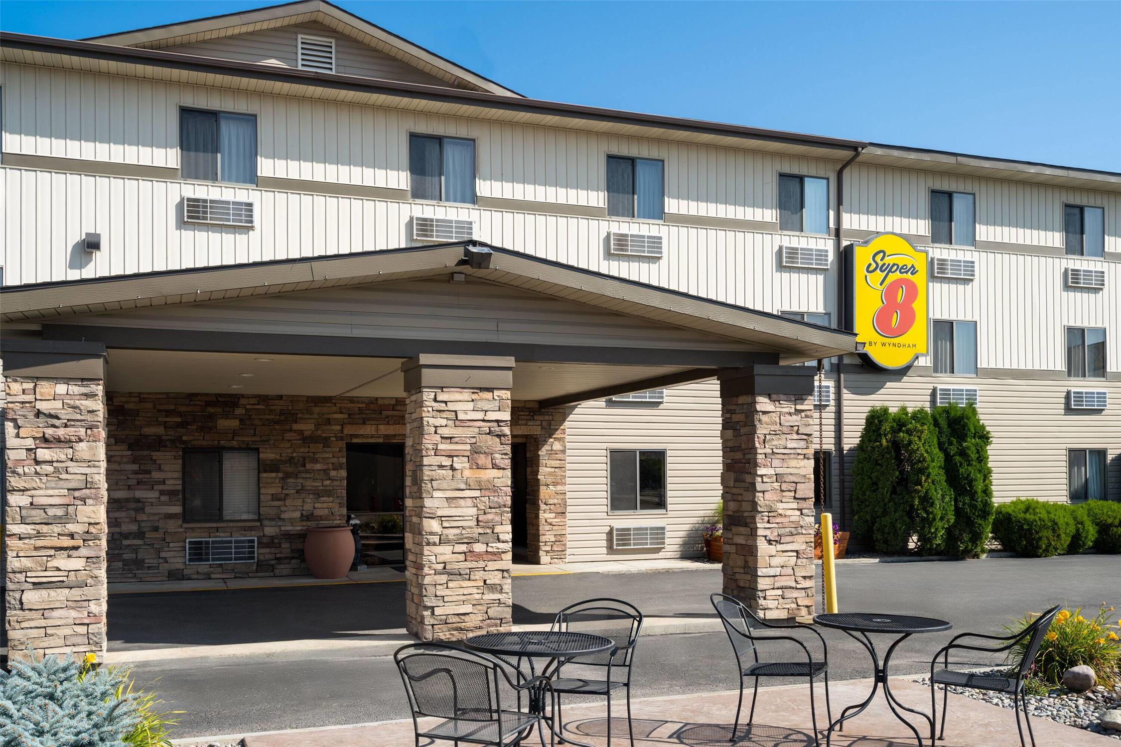 Super 8 by Wyndham Kalispell Glacier National Park 4/28
