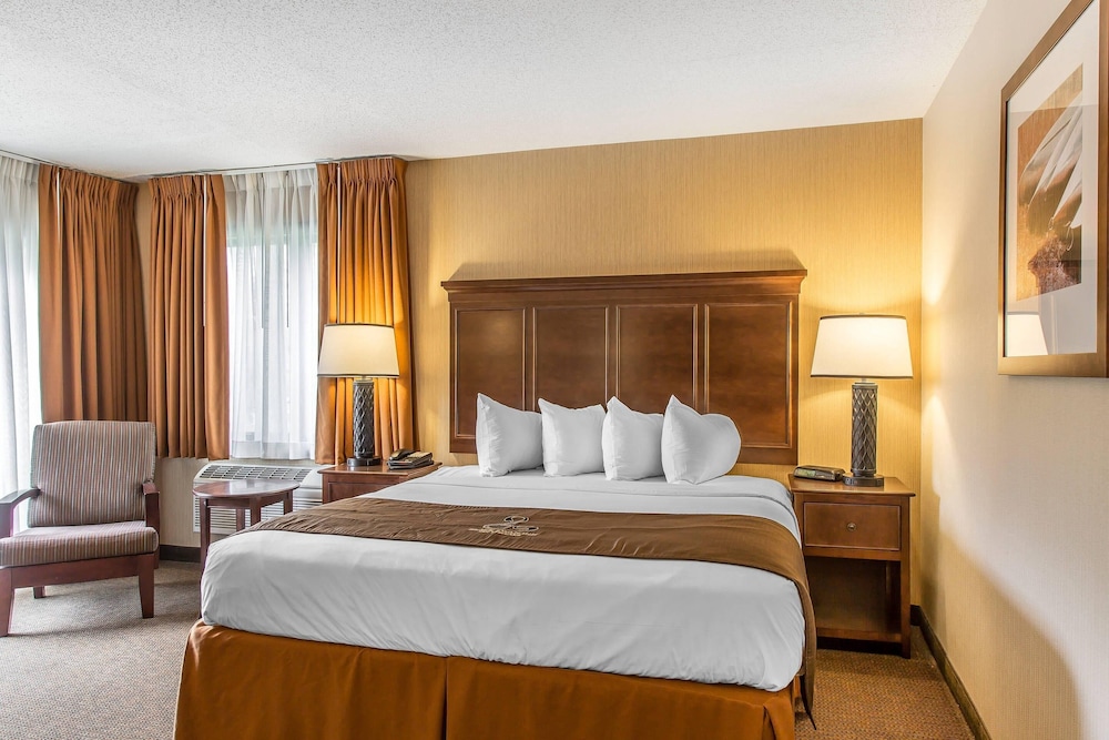 Superior, King Bed, Lake Side، The Black Swan Lee Lenox An Ascend Collection Hotel 3/9