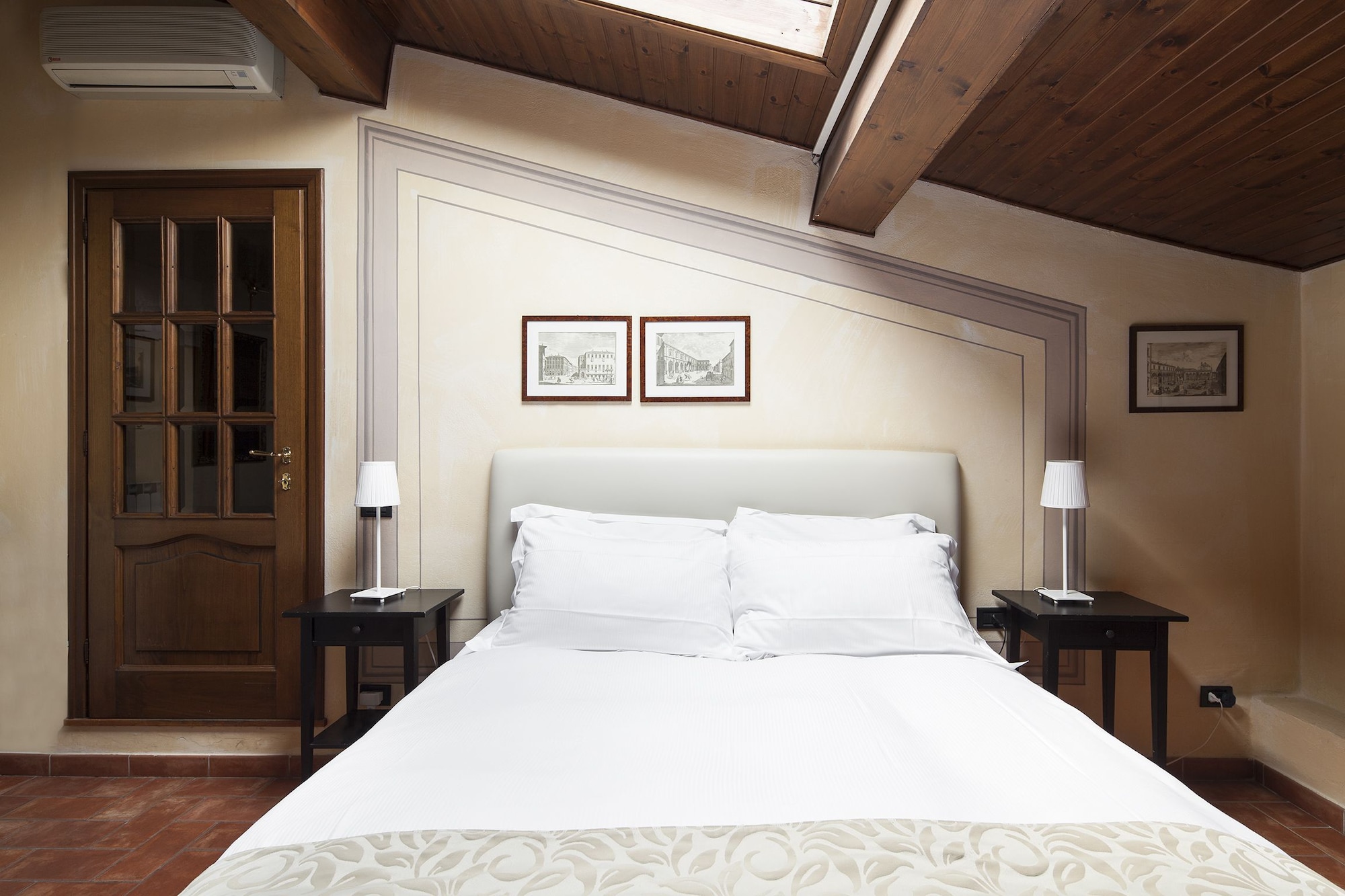 ROOM, QUEEN BED