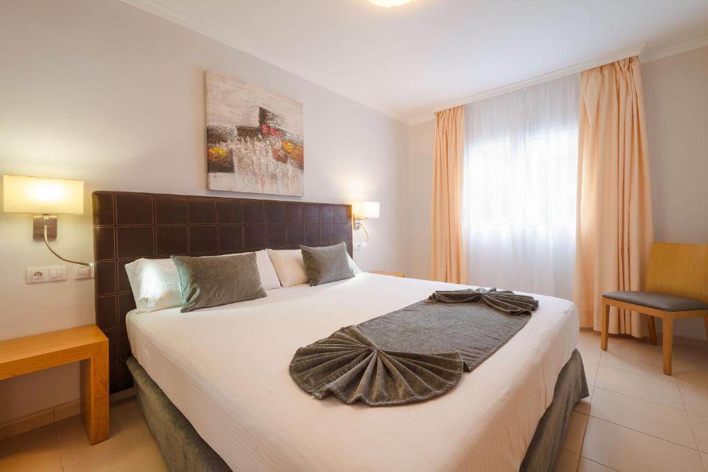 2 Bedrooms, Village