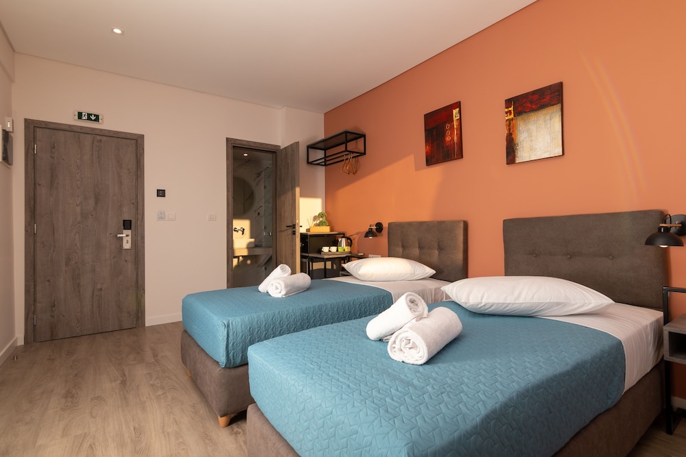 COMFORT, TWIN BEDS