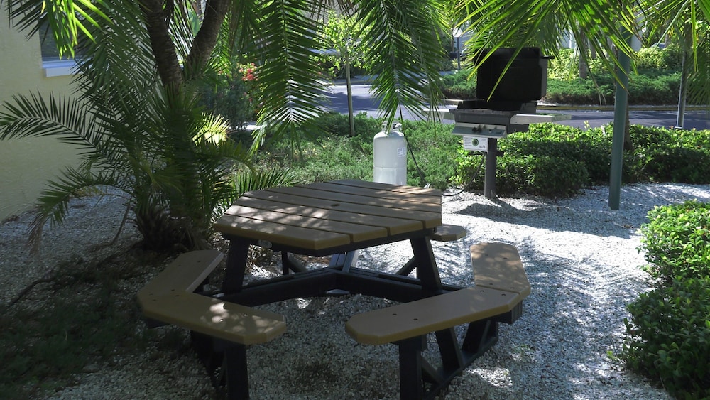 Barefoot Beach Resort 50/77