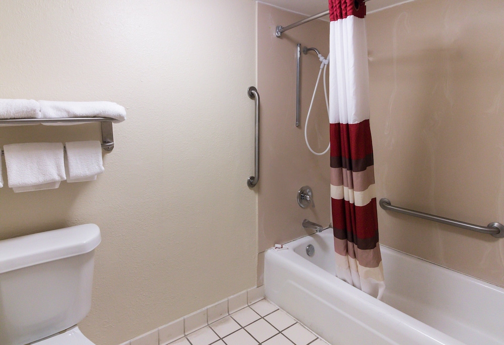 Red Roof Inn & Suites Commerce 13/33