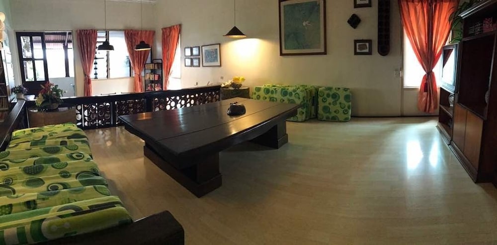 Johan Travellers Lodge 24/42