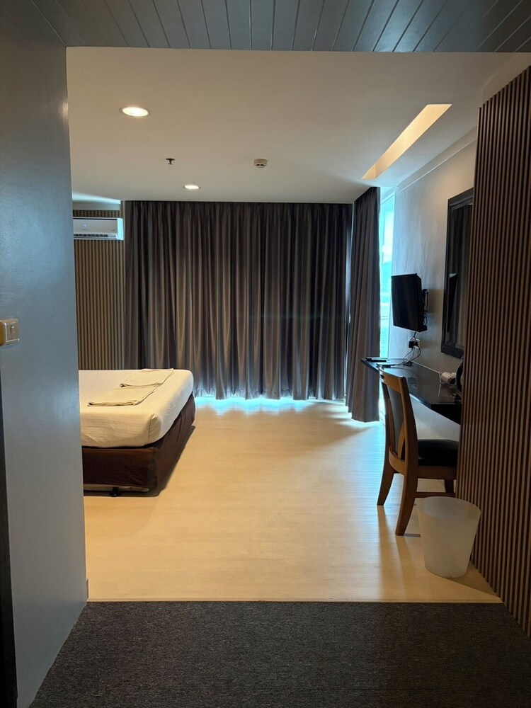 J & Y Lodge Hotel 16/24