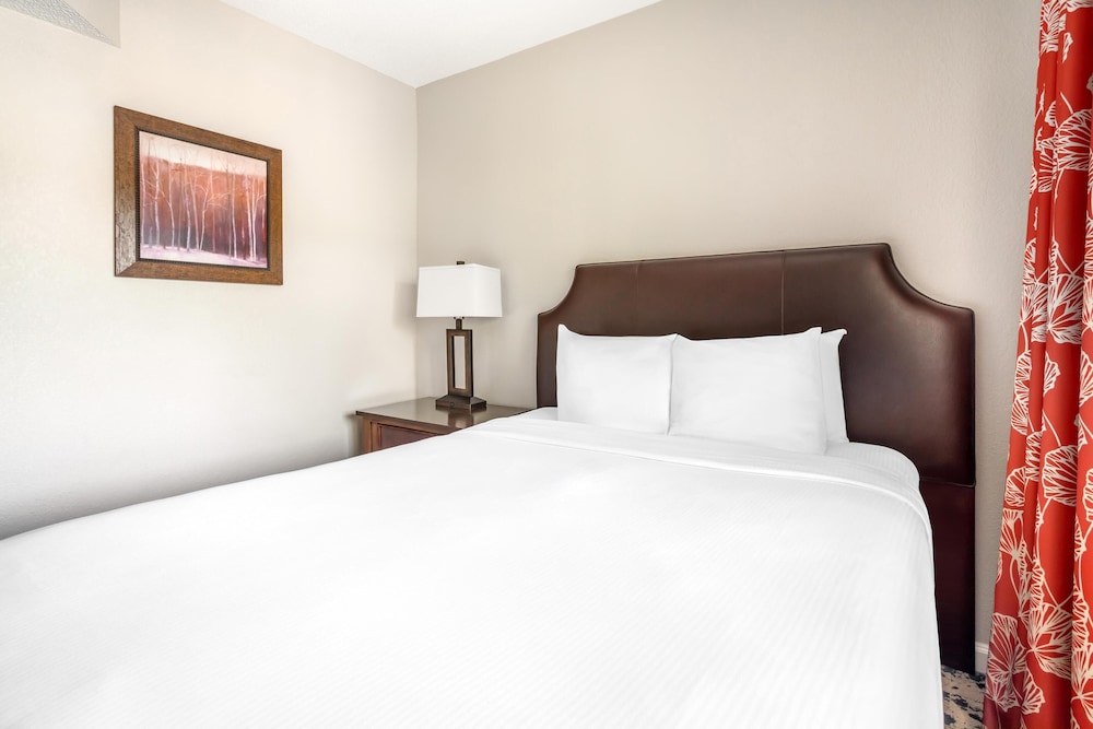 1 BEDROOM, SUITE, QUEEN BED, BALCONY