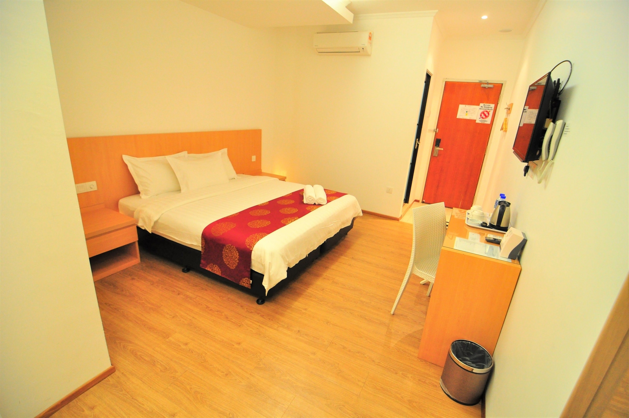 EXECUTIVE, KING BED