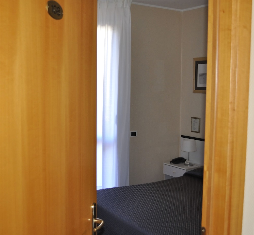 Hotel Est 20/42