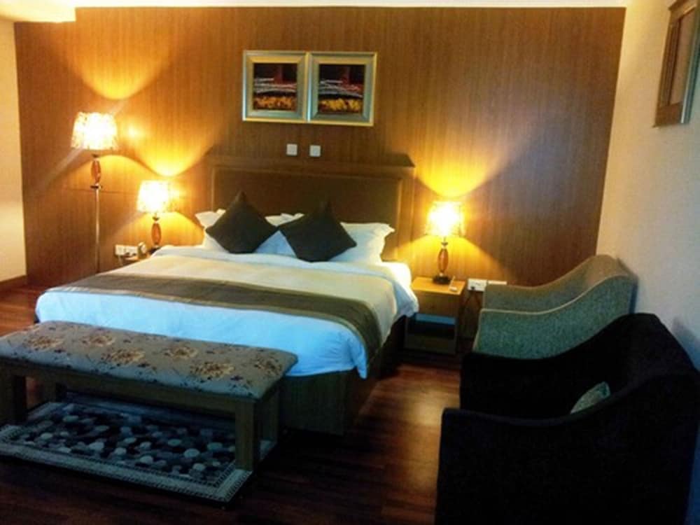 SUPERIOR, QUEEN BED