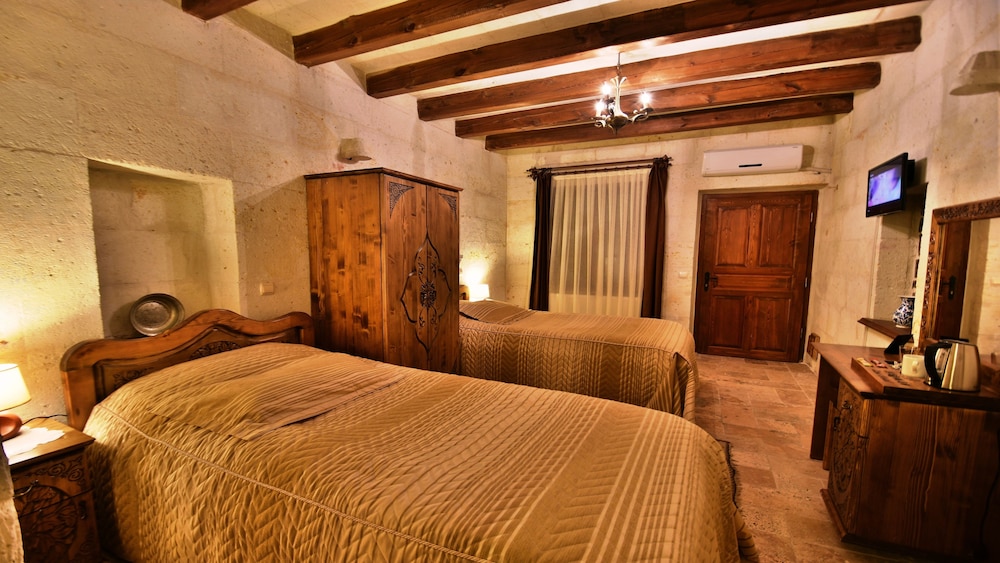 Harman Cave Hotel 13/78