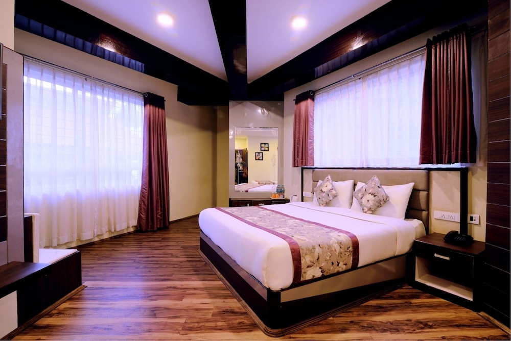 CHALET, HILL VIEW, ATTIC