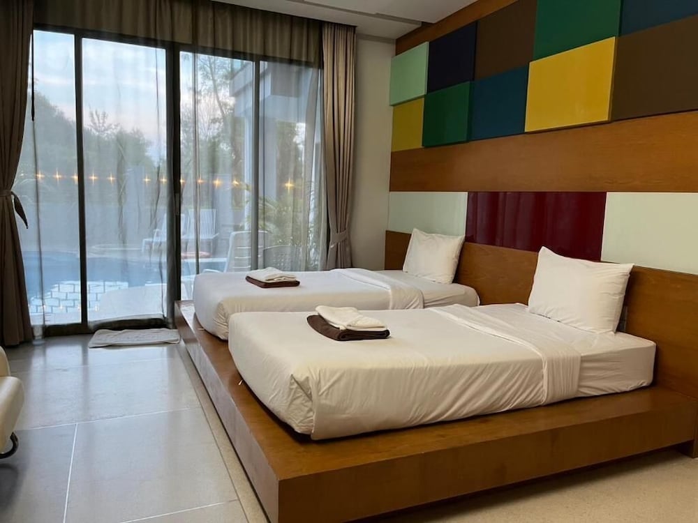 Deluxe, Twin Beds, Pool Access