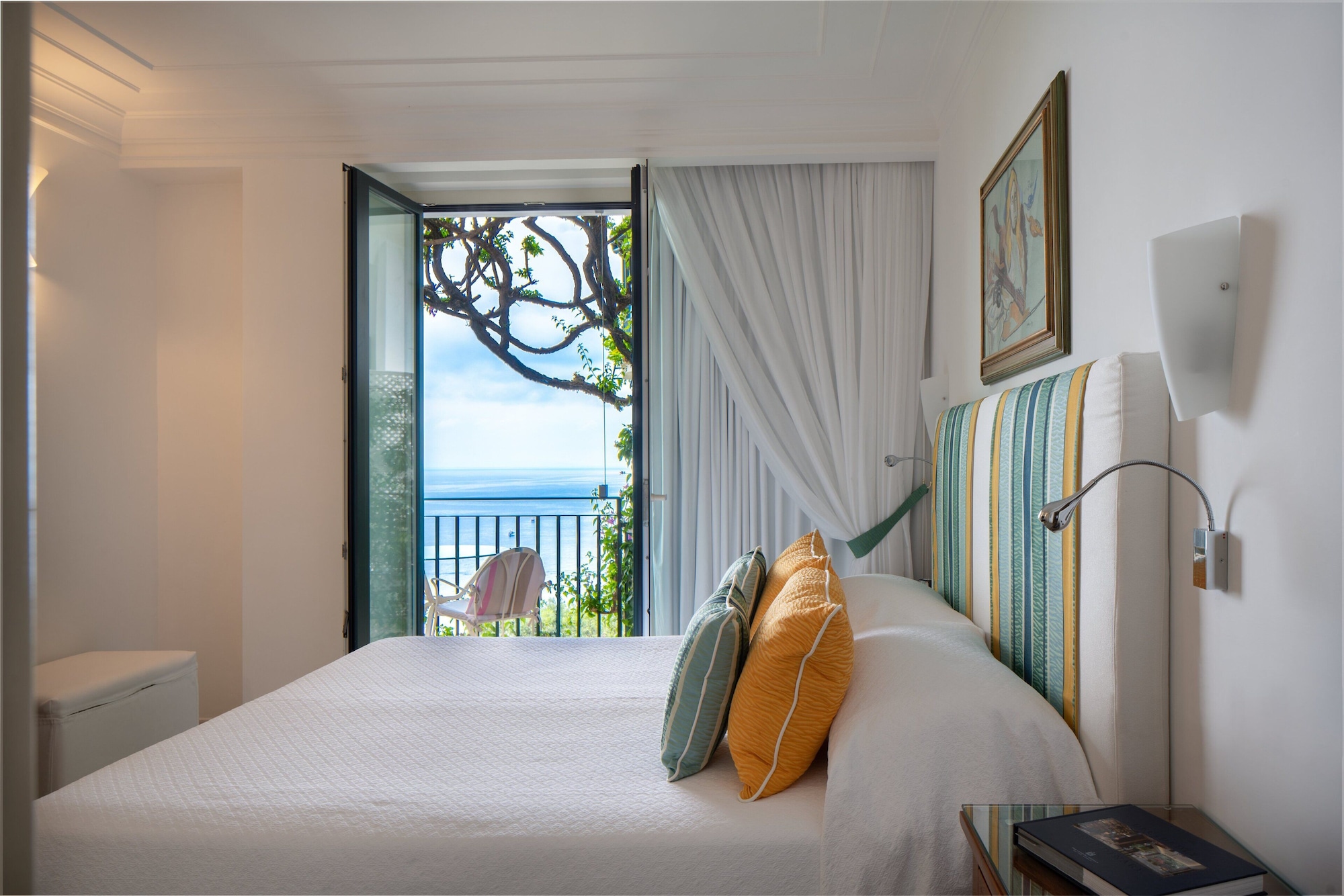 ROOM, DOUBLE BED, PARTIAL SEA VIEW