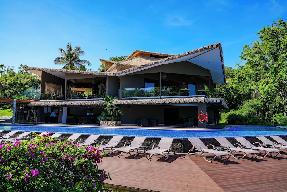 Nammbu Beachfront Bungalows 6/65