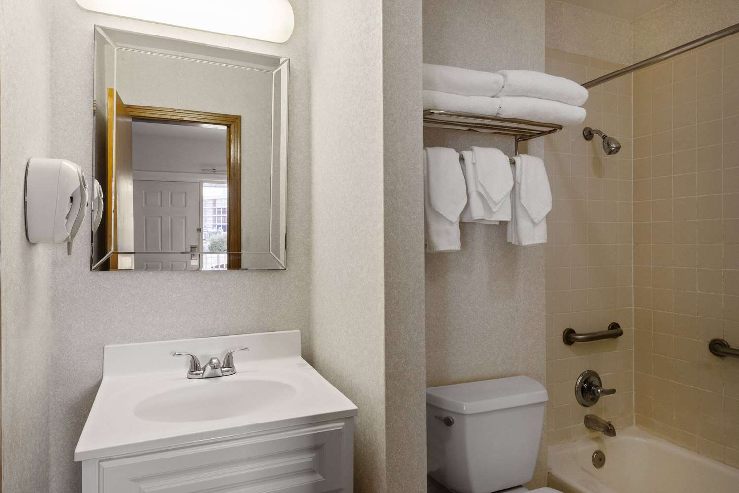 Days Inn by Wyndham Kill Devil Hills Oceanfront - Wilbur 56/59