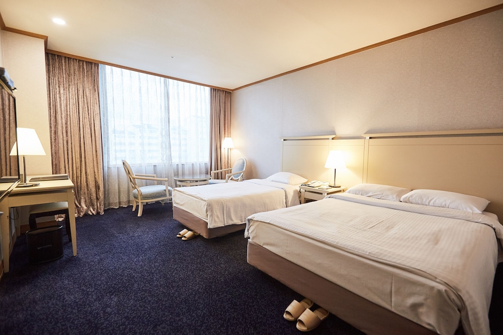 Queen Vell Hotel Wedding 20/63
