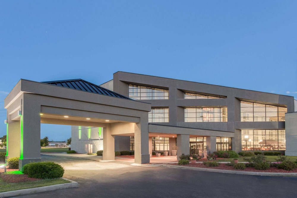Urbana Hotel and Conference Center 1/35