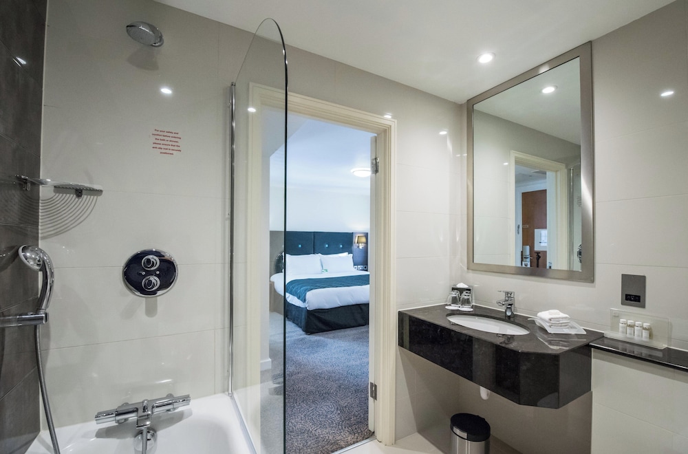 Suite, King Bed, Holiday Inn London - Kensington High St. by IHG 7/9