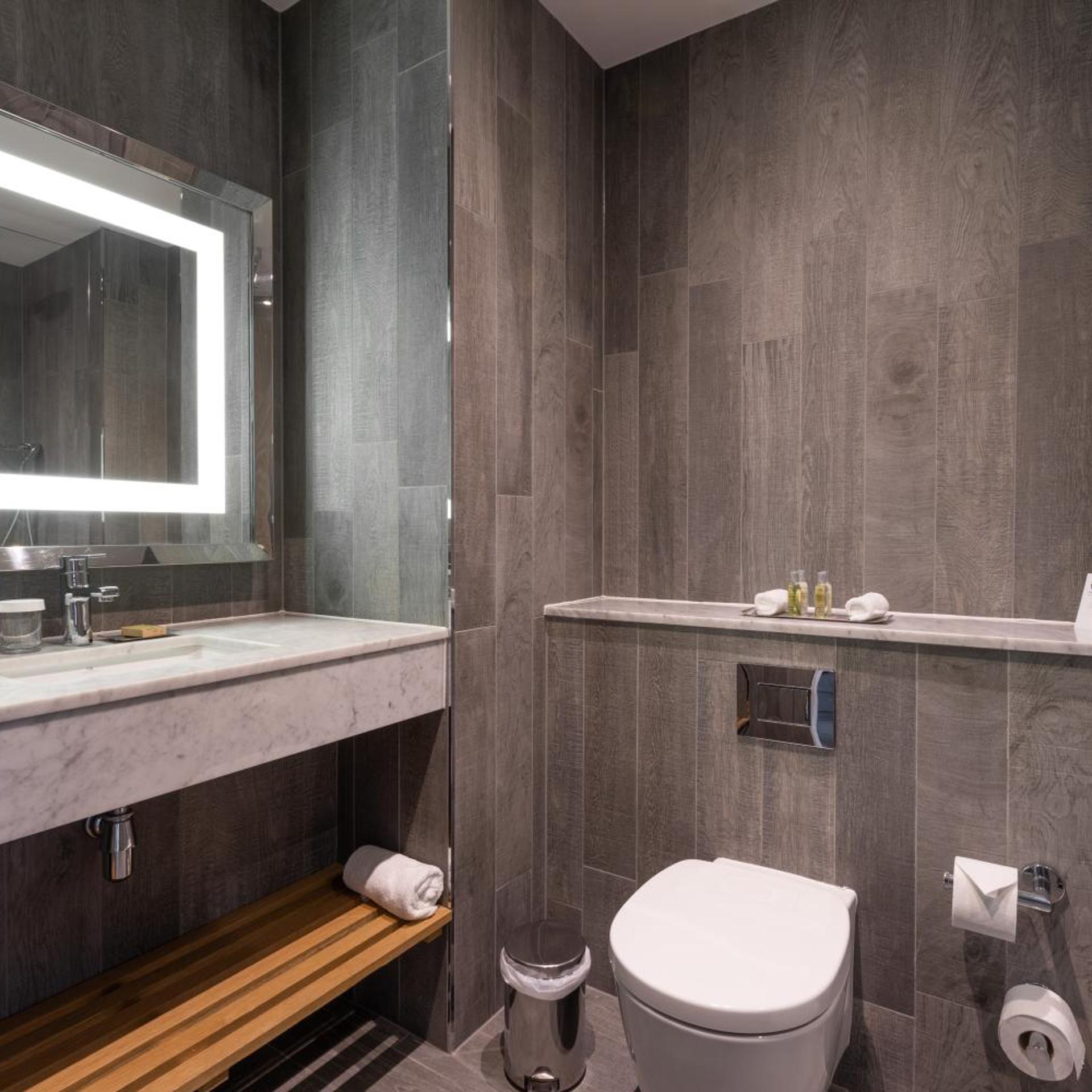 غرفة عائلية بسرير كينج مع أريكة، Doubletree By Hilton Edinburgh Queensferry Crossing 4/4