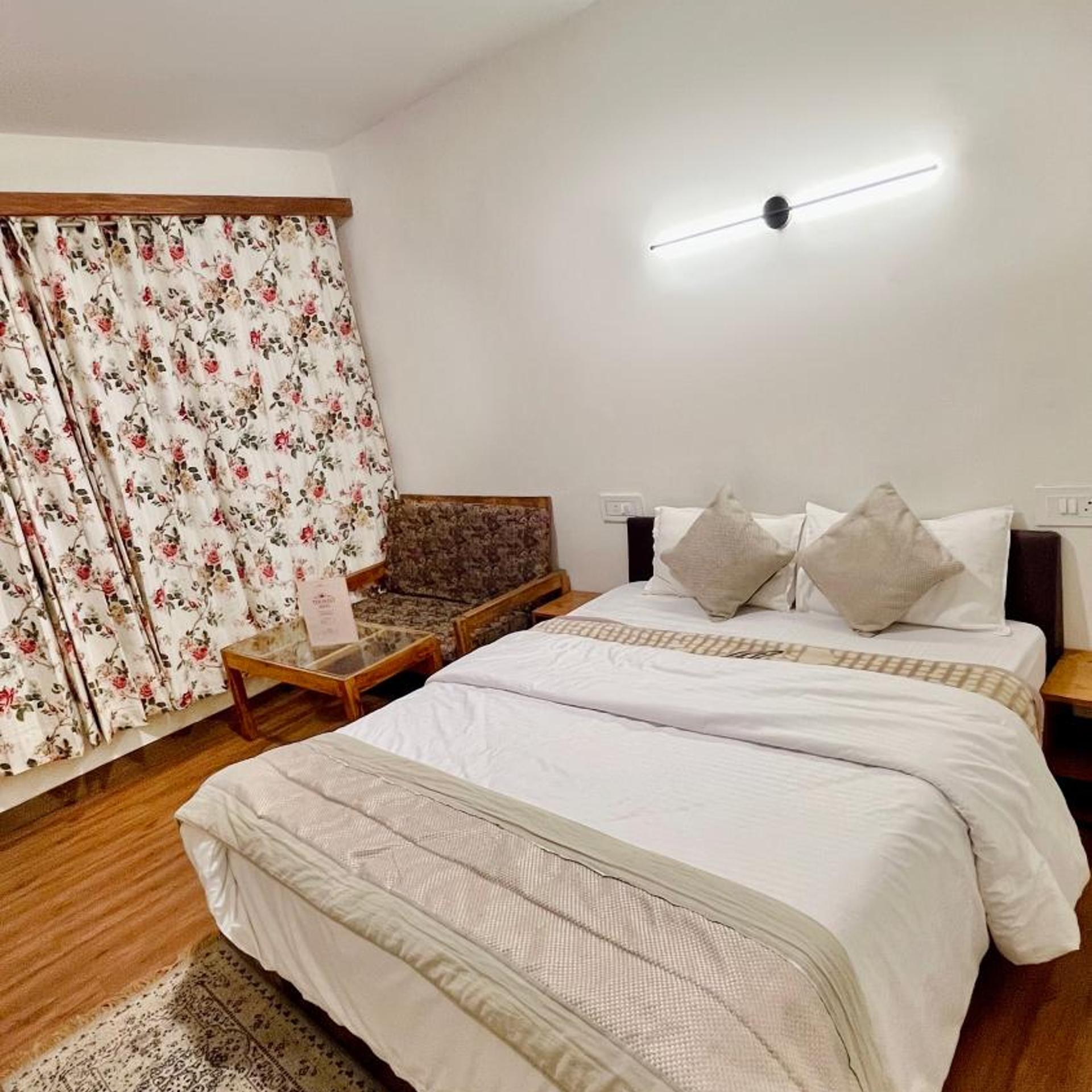 TOURIST HOTEL 18/55