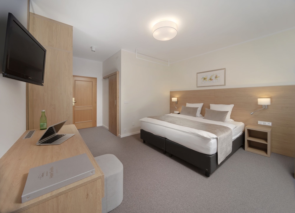SUPERIOR, QUEEN BED, SOFA