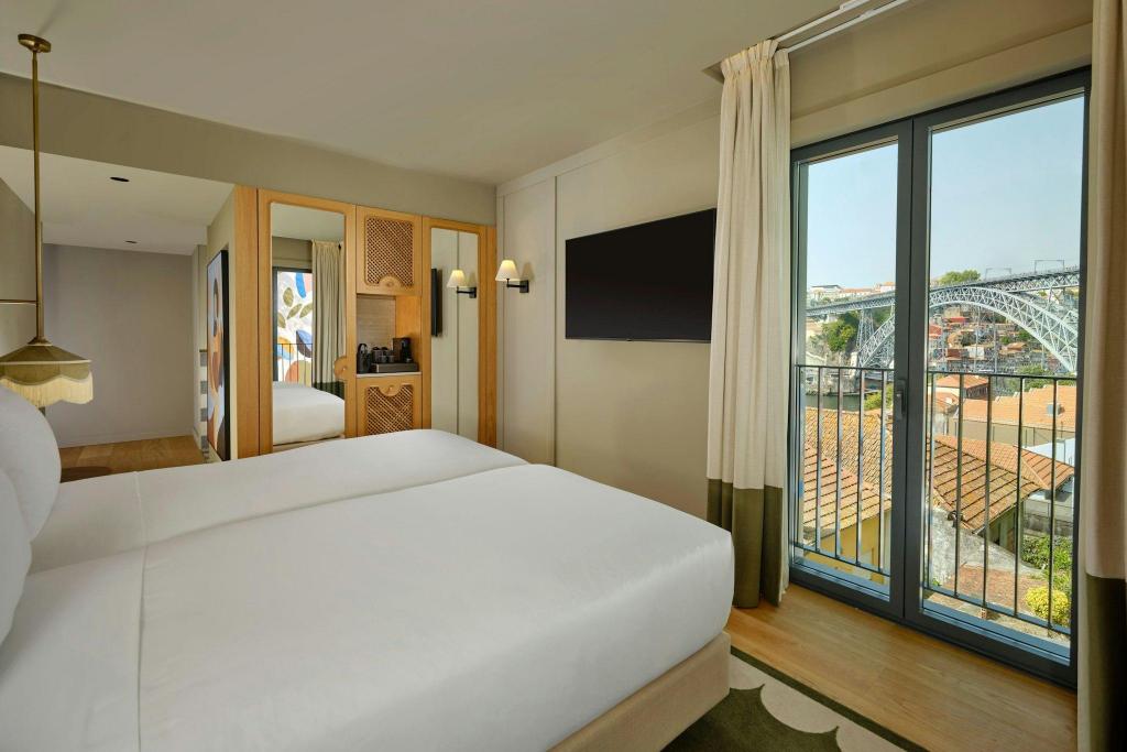 Cabana, Guest Room, Deluxe, Twin Beds, River View