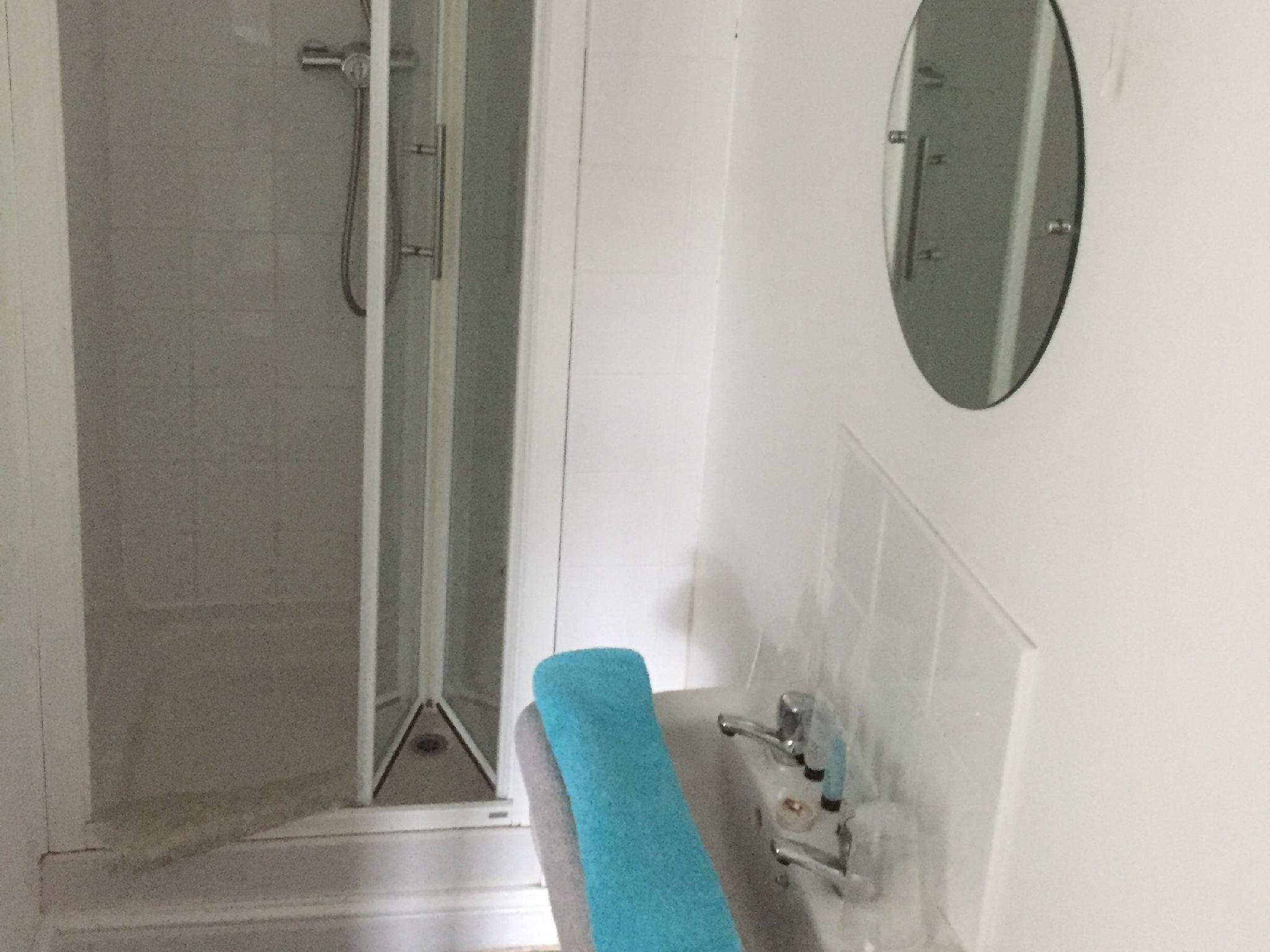 ROOM, TWIN BEDS