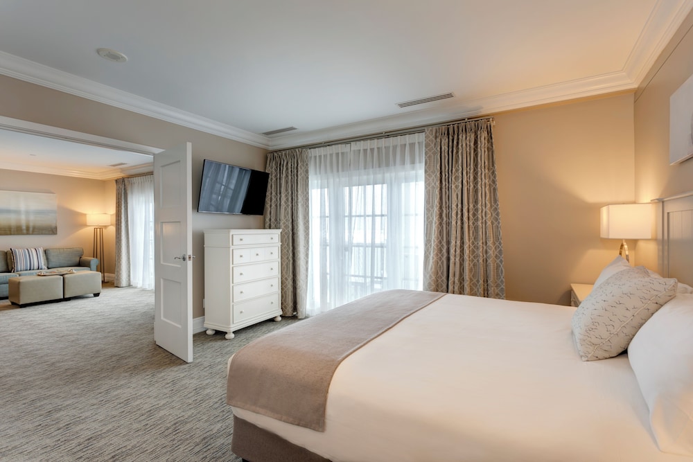 Specialty, Suite, Lake View