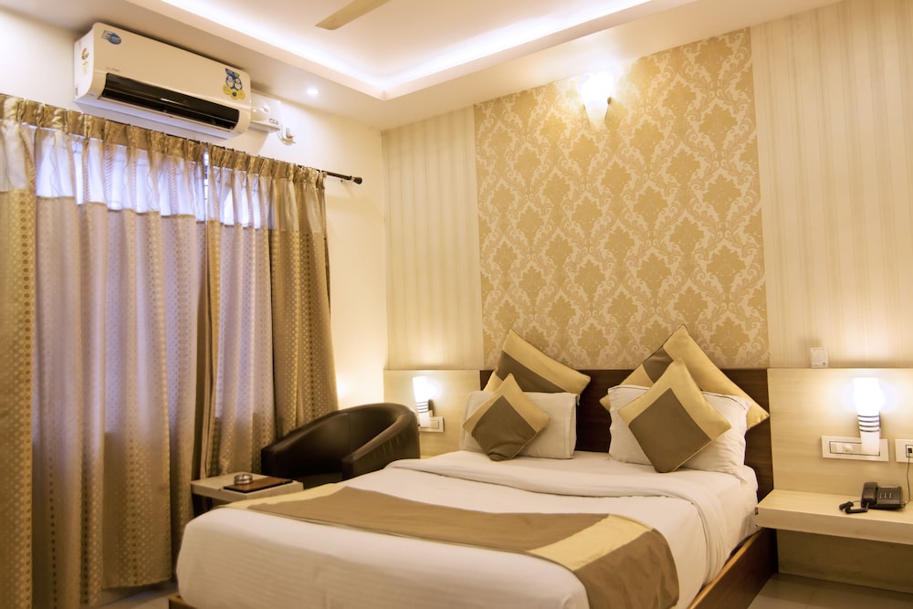 Aishwarya Suites 24/68