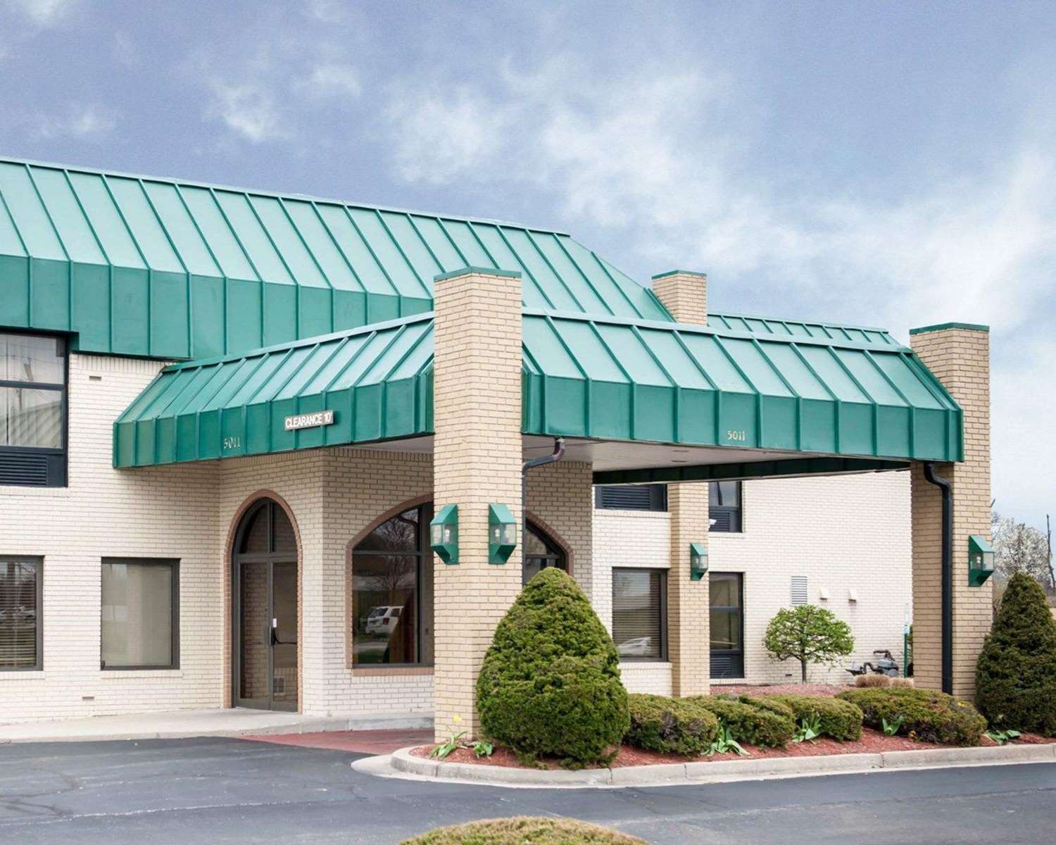 Lafayette Inn & Suites 2/48